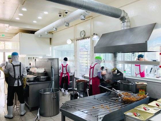 지난 15일 찾은 강원 속초시 만석닭강정(엑스포점) 주방 모습. 남궁민 기자
