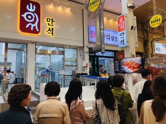 지난 15일 찾은 강원 속초시 만석닭강정(시장1호점). 닭강정을 사려는 고객들이 줄지어 서있다. 남궁민 기자