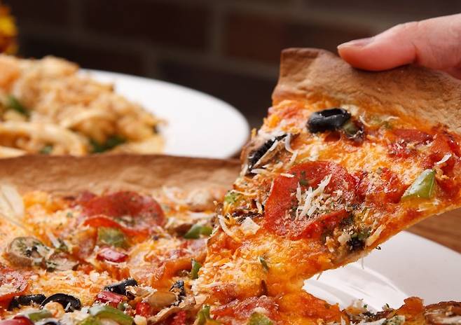 오늘의 요리는 토르띠야 피자. 피자 도우 같은 얇은면이 구부러지면서 나타나는 쌍곡기하학의 세계를 만나보자. 게티이미지뱅크