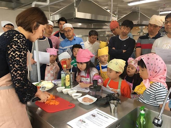 지난 11일 세종시 종합복지센터 3층 행복맘터 조리실습실에서 머릿수건과 앞치마를 두른 아빠와 아이들이 ‘커리두부스테이크’를 만드는 법을 배우고 있다. 세종시가 주최한 ‘아빠와 함께하는 신나는 쿠킹클래스 프로그램’ 행사로, 이날 수업에는 16가족이 참석했다. 정은주 기자 ejung@hani.co.kr
