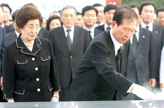 김대중 전 대통령 내외가 5일 5·18 묘역에서 분향하고 있다. [중앙포토]