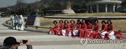 꽃샘추위지만 기념촬영을 위해 (서울=연합뉴스) 한상균 기자 = 쌀쌀한 날씨를 보인 3일 오전 청와대 앞에서 베트남 전통 의상 아오자이를 입은 관광객들이 기념촬영을 하고 있다. 2019.4.3 xyz@yna.co.kr