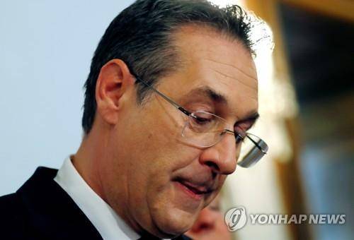 18일 사퇴 기자회견을 하는 슈트라헤 오스트리아 부총리 [로이터=연합뉴스]