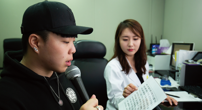 아마추어 래퍼 박신욱 씨의 말하는 습관을 알기 위해 주어진 글을 읽게 한 뒤 음의 변화를 보는 음향햑적 검사를 실시했다. 성문의 압력 검사도 진행했다. 사진 남윤중