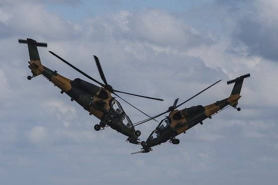 지난해 9월 터키의 항공우주 및 기술 축제인 테크노페스트에서 터키의 공격헬기 T-129 아탁(ATAK)이 시범비행을 선보이고 있다. [AP=연합]