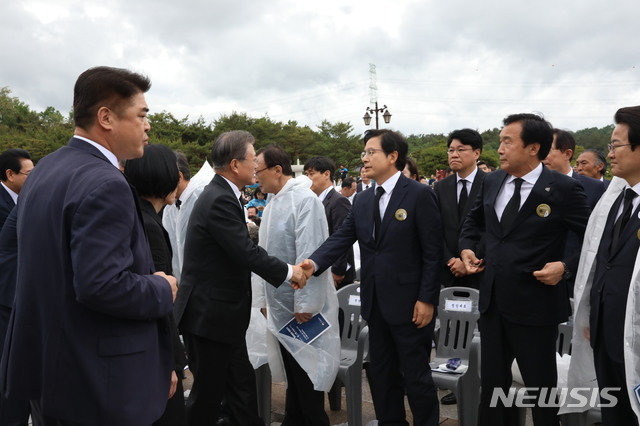 【광주=뉴시스】박진희 기자 = 문재인 대통령이 18일 오전 광주 북구 국립5·18민주묘지에서 열린 '제39주년 5·18민주화운동 기념식'에 참석하며 황교안 자유한국당 대표와 인사를 하고 있다. 2019.05.18.  pak7130@newsis.com