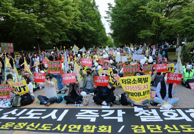 18일 일산·운정·검단 3개 신도시 주민들이 3기 신도시 지정 철회를 요구하며 집회를 열고 있다./연합뉴스