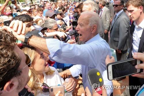 (필라델피아 로이터=연합뉴스) 내년 미국 대선의 민주당 주자인 조 바이든 전 부통령이 현지시간 18일 미국 필라델피아에서 열린 유세에서 지지자들과 접촉하고 있다.