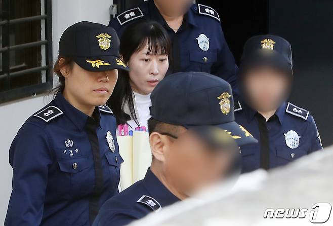 아버지를 살해한 혐의로 무기징역을 선고받고 복역 중인 김신혜씨(41)가 20일 오후 전남 해남군 광주지방법원 해남지원에서 첫 공판을 마친 뒤 호송되고 있다. 김씨는 이날 공판에서 "아버지를 죽이지 않았다＂면서 ＂위조된 자료로 누명을 썼다＂고 주장했다. 2019.5.20/뉴스1 © News1 한산 기자