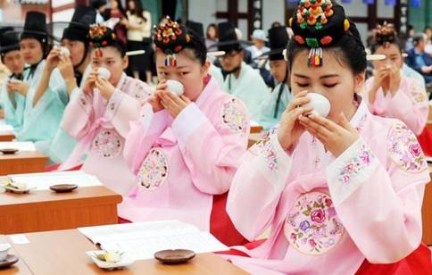 19일 강원 홍천군 홍천향교에서 올해 성년이 되는 학생들이 오미자차를 마시는 모습. /홍천향교 제공