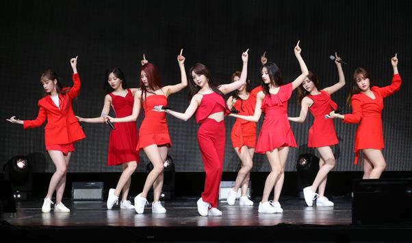 러블리즈가 신곡 무대에서 아름다운 춤선을 뽐내고 있다. 추진혁 기자