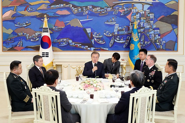 문재인 대통령이 21일 청와대에서 열린 한미 군 주요직위자 초청 오찬 간담회에서 인사말을 하고 있다. ⓒ청와대
