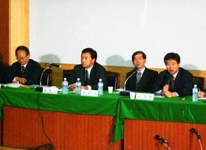 2001년 7월 한 토론회에 참석한 노무현, 박원순, 손학규, 이부영(오른쪽부터). 노무현재단