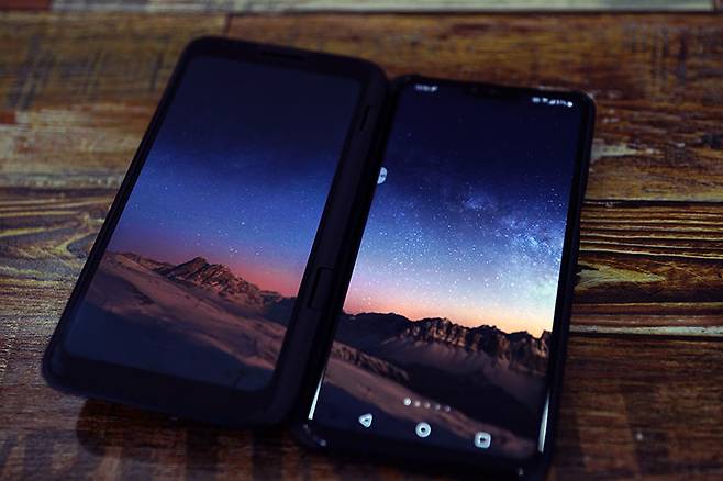 듀얼 스크린 전용 바탕화면을 이용해 한 화면 처럼 이어진 듯한 느낌을 준다