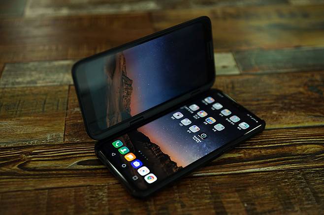 듀얼 스크린은 디스플레이가 장착된 지갑형 스마트폰 케이스다