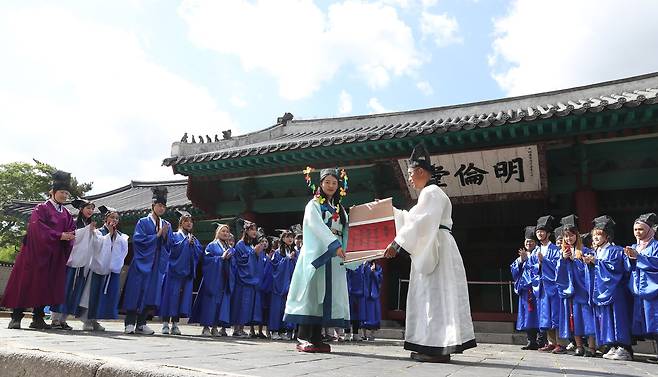 20일 서울 종로구 성균관대학교 600주년기념관에서 ‘성균색(色), 인성을 말하다’라는 주제로 열린 장원급제자 시상식인 ‘방방례’를 마친 수상자들이 명륜당을 행진한 뒤 기념촬영을 하고 있다. 방방례는 조선시대 장원급제자가 임금에게 절하고 합격증인 홍패와 어사화를 하사받는 의식이다. 우상조 기자