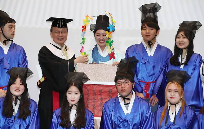 장원(뒷줄 가운데)을 비롯한 급제자들과 유홍준 성대 부총장(뒷줄 왼쪽 두번쨰)이 단체사진을 찍고 있다. 우상조 기자