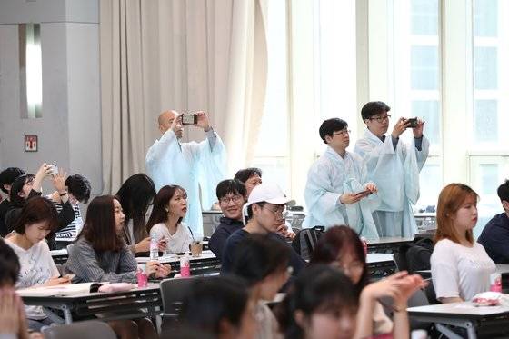 이날 함께 자리한 가족들과 친구들은 급제자들의 모습을 촬영하기에 바빴다. 우상조 기자