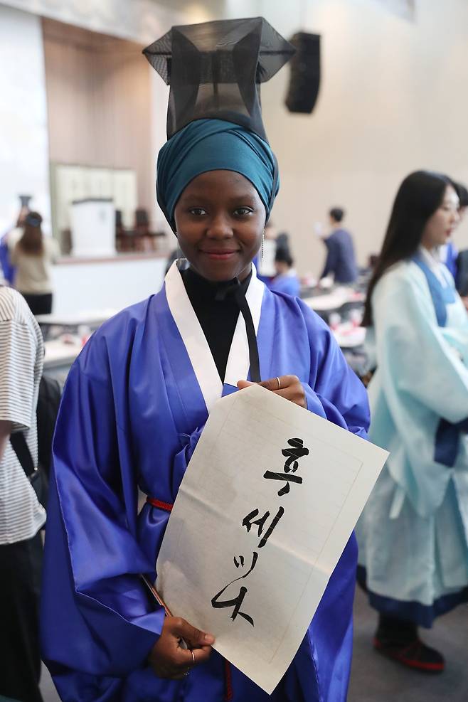 나이지리아 출신 후세이나 학생이 자신의 이름을 한글로 쓴 붓글씨를 들어 보이고 있다. 우상조 기자