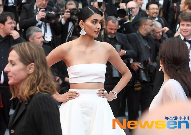 포즈를 취해보지만...