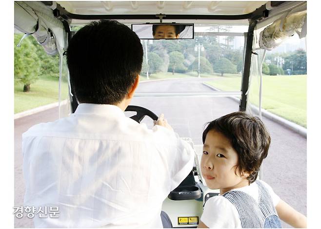 노무현 대통령이 청와대에서 손녀를 전동카트에 태우고 경내를 돌고 있다. 2007.9.13ⓒ 장철영