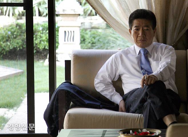 필리핀 세부에서 열린 아세안+3 정상회의에 참석한 노무현 대통령이 숙소에서 담배를 피우며 휴식을 취하고 있다. 2007.1.14ⓒ 장철영