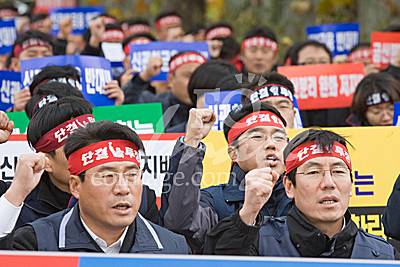 2008년 11월17일 서울 서초동 금융위원회 앞에서 전국금융산업노동조합 주최로 "금산분리완화 및 보험업법 개정저지 결의대회"가 열렸다. 참석한 시위참가자들이 구호를 외치고 있다. @시사저널