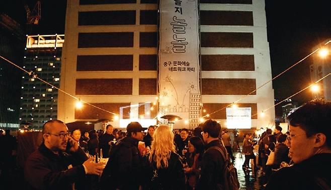 지난해 10월26일 중구 문화도시 사업을 위한 문화예술인들의 네트워킹 파티인 ‘을지 놀놀’을 대림상가 6층 옥상에서 열었다. 비가 온 뒤 쌀쌀한 날씨인데도 500여 명의 사람들이 모여 열기가 뜨거웠다.