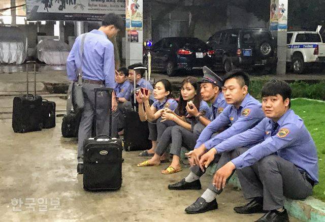 하노이로 가는 열차에 올라 근무할 승무원들이 사이공역 승강장 한 켠에 앉아 있다. 하노이에서 내려온 열차 승무원들이 모두 다 교체되는 것은 아니다. 일부 직원들은 하행선에서 이틀 근무 후 곧바로 상행선에 올라 다시 근무에 투입된다. 4일 근무, 4일 휴무 체계다.