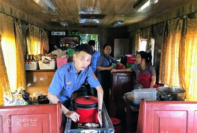 하노이에서 호찌민시 사이공역까지 1,726㎞의 남북선을 달리는 종단열차, ‘통일특급(Reunification Express)’ 식당차에서 승무원들이 손님들에게 팔 도시락을 준비하고 있다.