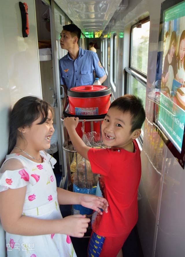 시속 65㎞로 달리는 열차 여행이 지루했던지 아이들이 객차 내에서 뛰어 다니며 장난을 치고 있다.