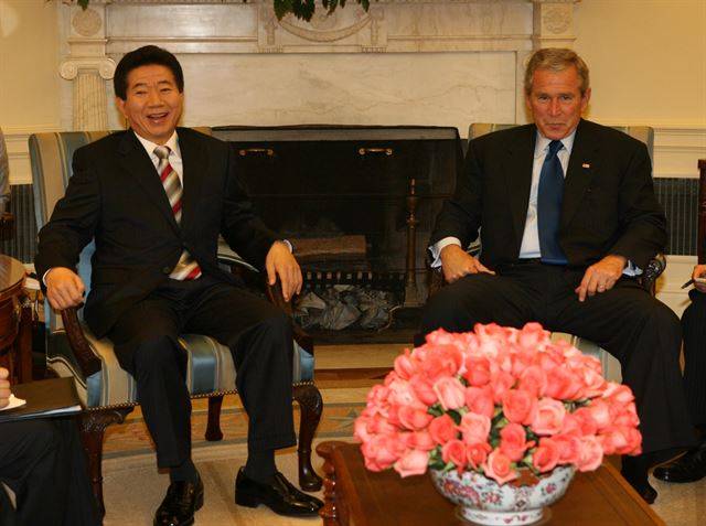 2006년 한미정상회담을 위해 미국을 방문했던 고 노무현 전 대통령이 백악관에서 조지 부시 당시 미국 대통령과 함께 웃고 있다. 한국일보 자료사진