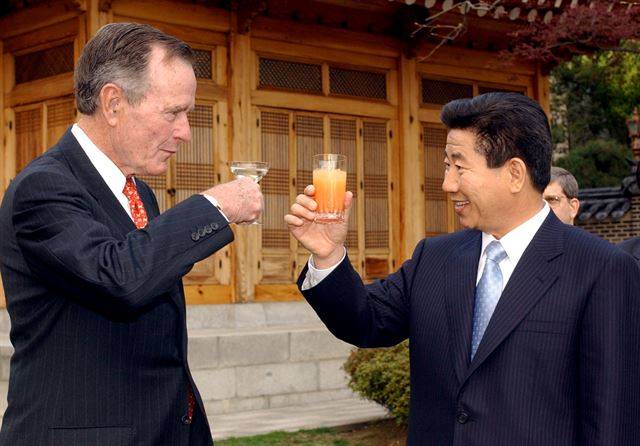 고 노무현 전 대통령이 2003년 한국을 방문한 아버지 부시(조지 W. H. 부시) 전 미국 대통령과 만찬장이었던 상춘제 앞뜰에서 대화를 나누고 있다. 한국일보 자료사진