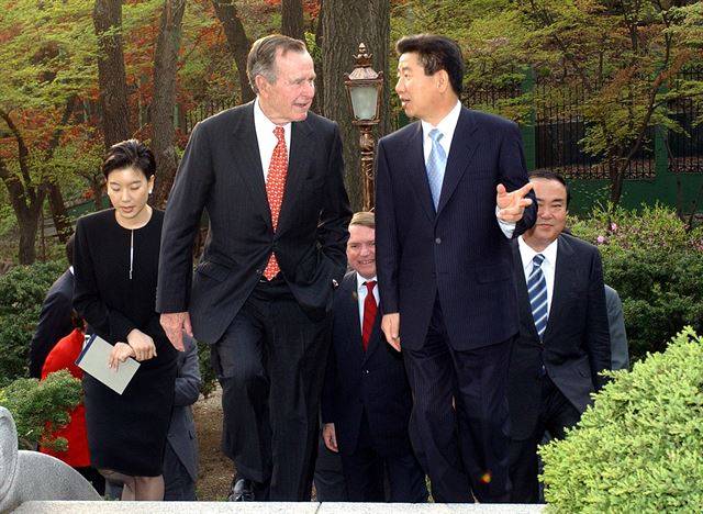 고 노무현 전 대통령이 2003년 한국을 방문한 아버지 부시(조지 W. H. 부시) 전 미국 대통령과 만찬장으로 향하고 있다. 한국일보 자료사진