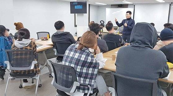 한국마약퇴치운동본부 중독재활센터(서울 당산동)에서 마약 중독 경험이 있는 박영덕 중독재활지도실장이 ‘교육 조건부 기소유예’ 처분을 받은 수강생들을 상대로 교육을 진행하고 있다. 장세정 기자