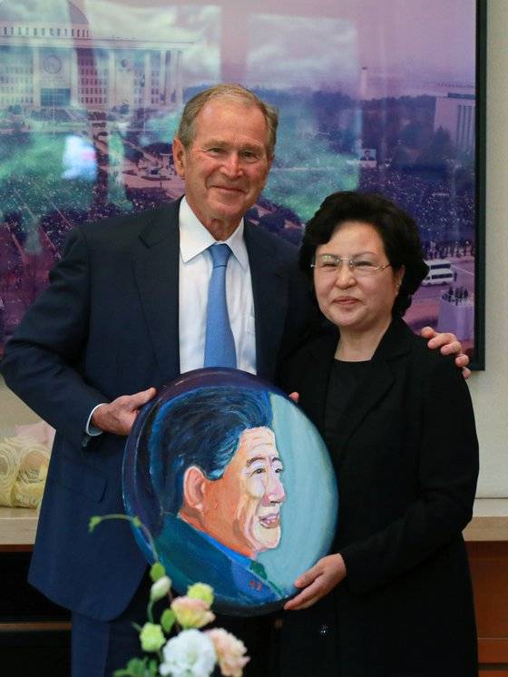 조지 W. 부시 전 미국 대통령이 23일 경남 김해 봉하마을에서 엄수된 노무현 전 대통령 서거 10주기 추도식에 앞서 권양숙 여사와 환담하고 직접 그린 초상화를 선물했다. 송봉근 기자