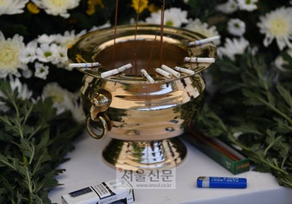 노무현 전 대통령 서거 10주기인 23일 서울 대한문 앞에 마련된 고 노무현 대통령 분향소에 생전 고인이 즐겨 피운것으로 알려진 클라우드9 담배가 놓여 있다. 2019.5.23.박지환 기자 popocar@seoul.co.kr