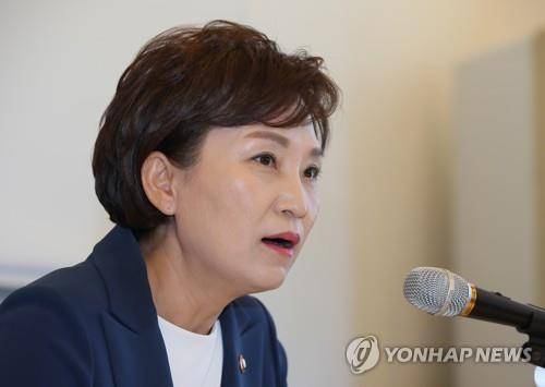 김현미, 출입기자들 만나 현안 설명 (세종=연합뉴스) 진성철 기자 = 김현미 국토교통부 장관이 23일 세종시 장군면 한 음식점에서 열린 출입기자단 오찬간담회에서 3기신도시, GTX 등 현안에 대해 설명하고 있다. 2019.5.23