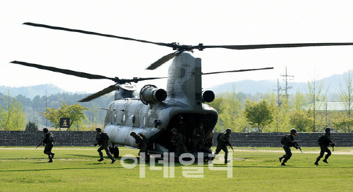 육군 특전사 요원들이 CH-47 시누크 헬기에서 내려 작전지역으로 이동하고 있다. [사진=육군]