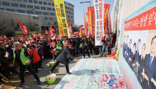 김현미 국토부 장관이 지난 23일 내놓은 3기 신도시 대책에도 주민들의 불만이 가라앉지 않고 있다. 25일 3차 집회를 예고했다.<연합뉴스>