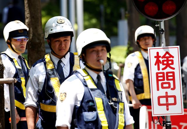 도널드 트럼프 대통령의 방문을 하루 앞둔 24일 이본 도쿄 주재 일본 대사관 앞에서 경찰들이 검문을 하고 있다. 로이터 연합뉴스