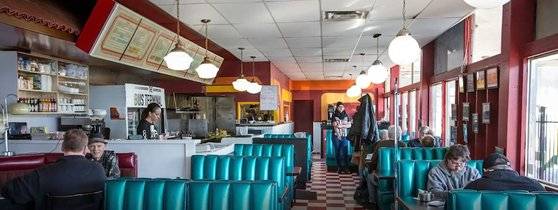 미국의 허름한 동네 식당은 영어로 diner라고 부른다. 사진은 미국 diner의 모습. 미국에서 restaurant는 잘 차린 음식을 괜찮은 서빙을 받으면서 먹는 식당을 가리킨다. [blogTO]