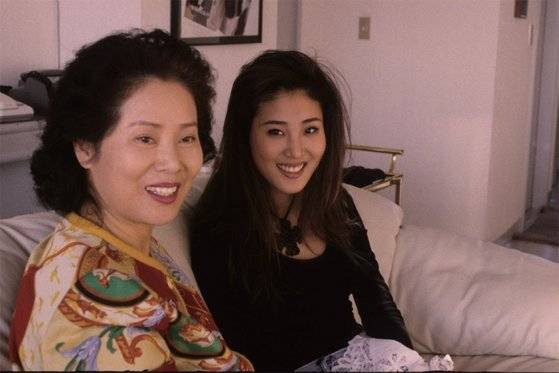 선우용여와 그의 딸 최연제. 최연제는 1990년대 초·중반 국내에서 잠시 가수로 활동하기도 했다.