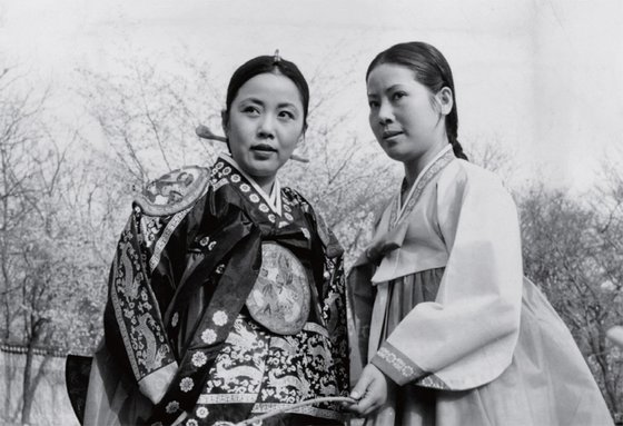 1974년 TBC 드라마 [윤지경]에 함께 출연한 사미자와 선우용여(오른쪽).