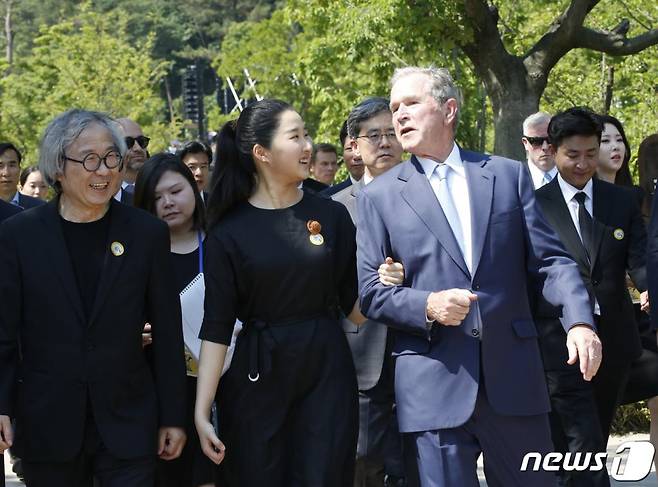 노서은양이 조지 부시 전 미국 대통령과 함께 23일 경남 김해 봉하마을에서 열린 故 노무현 전 대통령 서거 10주기 추도식에 참석하고 있다. (노무현재단 제공)/사진=뉴스1