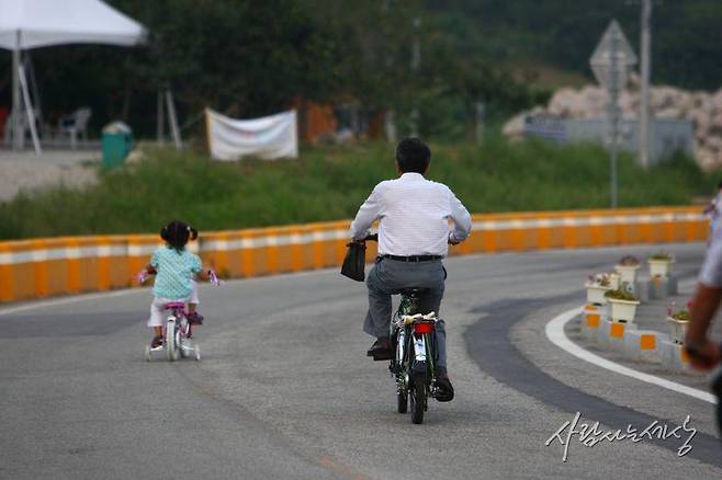 2008년 9월 노 전 대통령과 노서은양이 봉하마을 골목길에서 자전거를 타고 있다./사진=사람사는세상 노무현재단