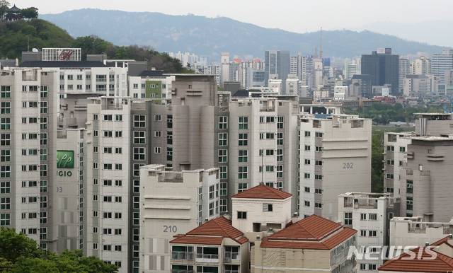 【서울=뉴시스】이영환 기자 = 국토교통부는 29일 올해 1월 1일 기준, 전국 공동주택 1339만 가구의 공시가격을 소유자 의견청취와 중앙부동산 가격공시위원회 심의를 거쳐 30일 공시한다고 밝혔다. 사진은 29일 오후 서울 성동구 달맞이봉공원에서 바라본 아파트 단지의 모습.  2019.04.29. 20hwan@newsis.com