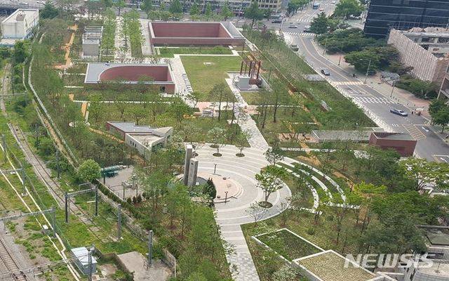 【서울=뉴시스】서울 중구에 있는 서소문근린공원이 리모델링을 거쳐 지상 1층~지하 4층, 연면적 4만6000여㎡ 규모의 '서소문역사공원'으로 다시 태어났다. 지상공원 모습. 2019.05.24. (사진=서울시 제공)