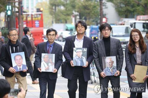 작년 11월 한국과 일본의 시민단체 활동가와 강제징용 소송 피해자측 변호인이 신일철주금(당시 명칭·현 일본제철) 본사를 방문해  한국 대법원의 손해배상 판결 이행을 촉구하는 요청서를 전달하는 모습 [연합뉴스 자료사진] [2019.05.23 송고]