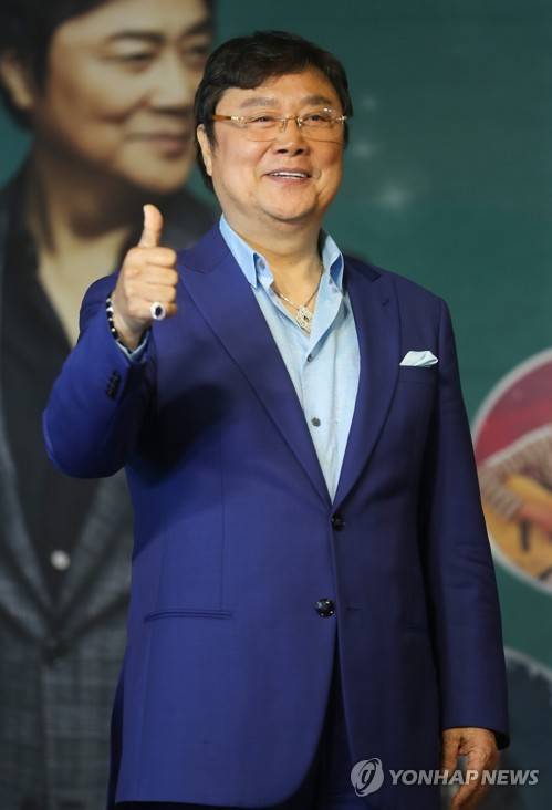 가수 남진, 55주년 기념 헌정앨범 제작한다 (서울=연합뉴스) 류효림 기자 = 가수 남진이 24일 서울 여의도 63컨벤션센터에서 열린 가수 남진 55주년기념 헌정앨범 제작발표회에서 포즈를 취하고 있다. 2019.5.24 ryousanta@yna.co.kr